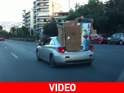 Φόρτωσε την Celica με… χαρτόκουτα!